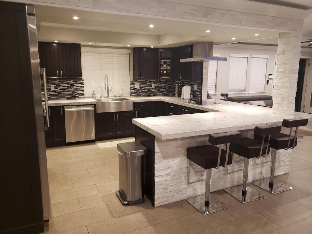 Luxury Villa, With Bonus Pool House, Private Pool, Hot Tub, Rock Water Fall And Slide, Putting Green, Basketball, Shuffle Board, Play Gym, Privately Gated On Circular Driveway. 拉斯维加斯 外观 照片