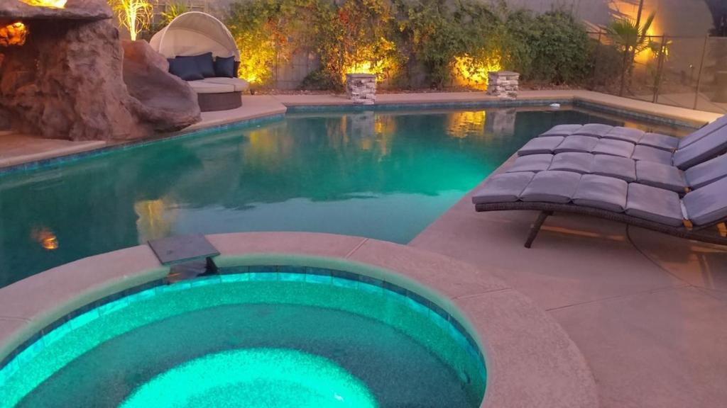 Luxury Villa, With Bonus Pool House, Private Pool, Hot Tub, Rock Water Fall And Slide, Putting Green, Basketball, Shuffle Board, Play Gym, Privately Gated On Circular Driveway. 拉斯维加斯 外观 照片