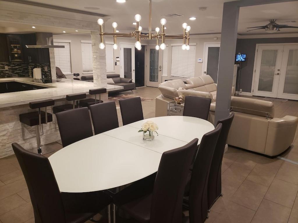 Luxury Villa, With Bonus Pool House, Private Pool, Hot Tub, Rock Water Fall And Slide, Putting Green, Basketball, Shuffle Board, Play Gym, Privately Gated On Circular Driveway. 拉斯维加斯 外观 照片