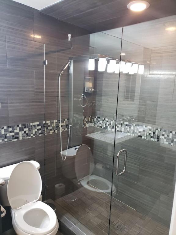 Luxury Villa, With Bonus Pool House, Private Pool, Hot Tub, Rock Water Fall And Slide, Putting Green, Basketball, Shuffle Board, Play Gym, Privately Gated On Circular Driveway. 拉斯维加斯 外观 照片