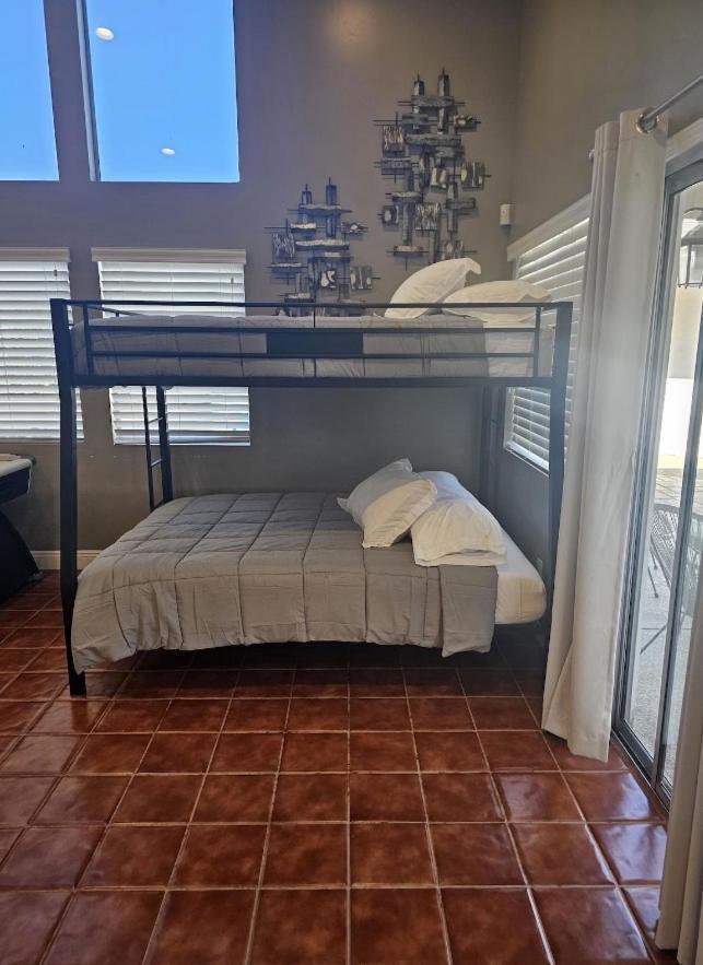 Luxury Villa, With Bonus Pool House, Private Pool, Hot Tub, Rock Water Fall And Slide, Putting Green, Basketball, Shuffle Board, Play Gym, Privately Gated On Circular Driveway. 拉斯维加斯 外观 照片