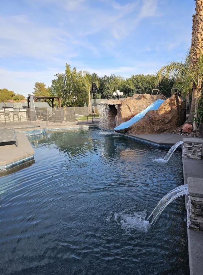 Luxury Villa, With Bonus Pool House, Private Pool, Hot Tub, Rock Water Fall And Slide, Putting Green, Basketball, Shuffle Board, Play Gym, Privately Gated On Circular Driveway. 拉斯维加斯 外观 照片